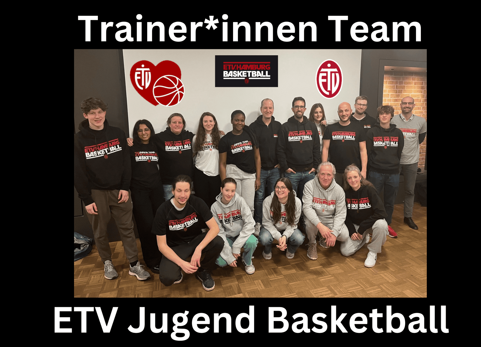 Gruppenfoto des Trainer*innenteams der ETV Jugend Basketball, stehend und sitzend vor einem Banner mit dem Logo.