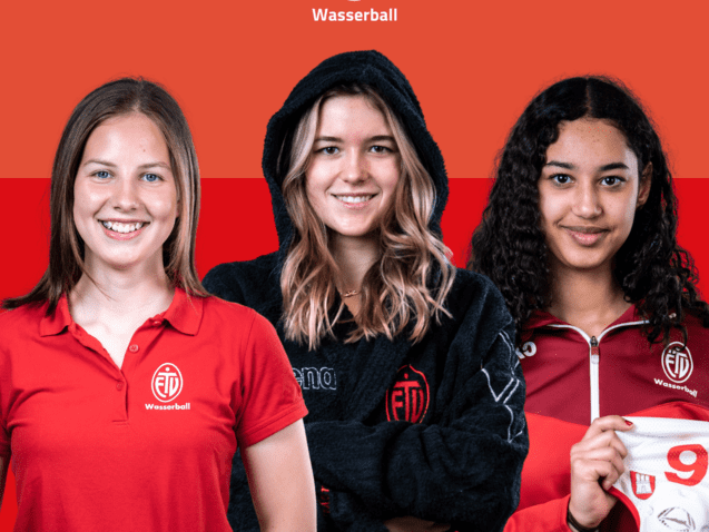 Drei Frauen in Sportkleidung stehen vor rotem Hintergrund, als Teil des Wasserball-ETV-Katalogs.