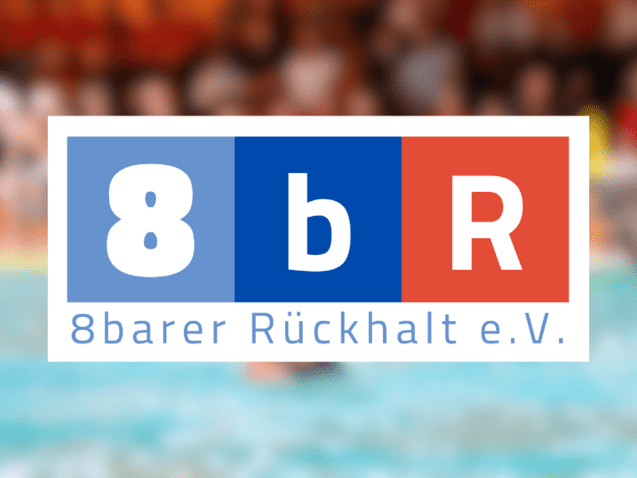 Logo des Vereins 8barer Rückhalt e.V. mit blauer und roter Farbfläche, im Hintergrund Unschärfe von Personen und Wasser.