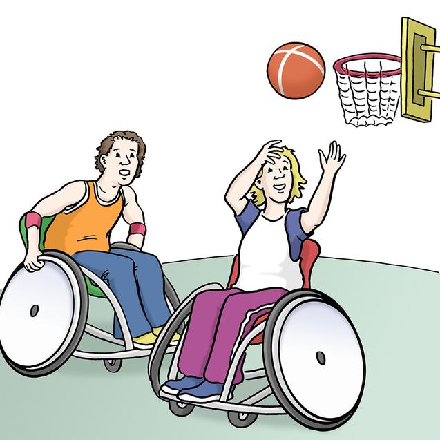 Zwei Personen im Rollstuhl spielen Basketball und werfen einen Ball auf den Korb. Ein Spieler lächelt dabei.