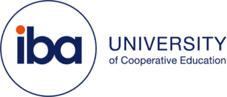 Logo der IBA University of Cooperative Education mit blauem Schriftzug und rotem Punkt.