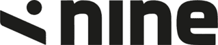 Logo von "nine": stilisierte Schrift in Schwarz auf weißem Hintergrund, mit runden und geraden Buchstaben.